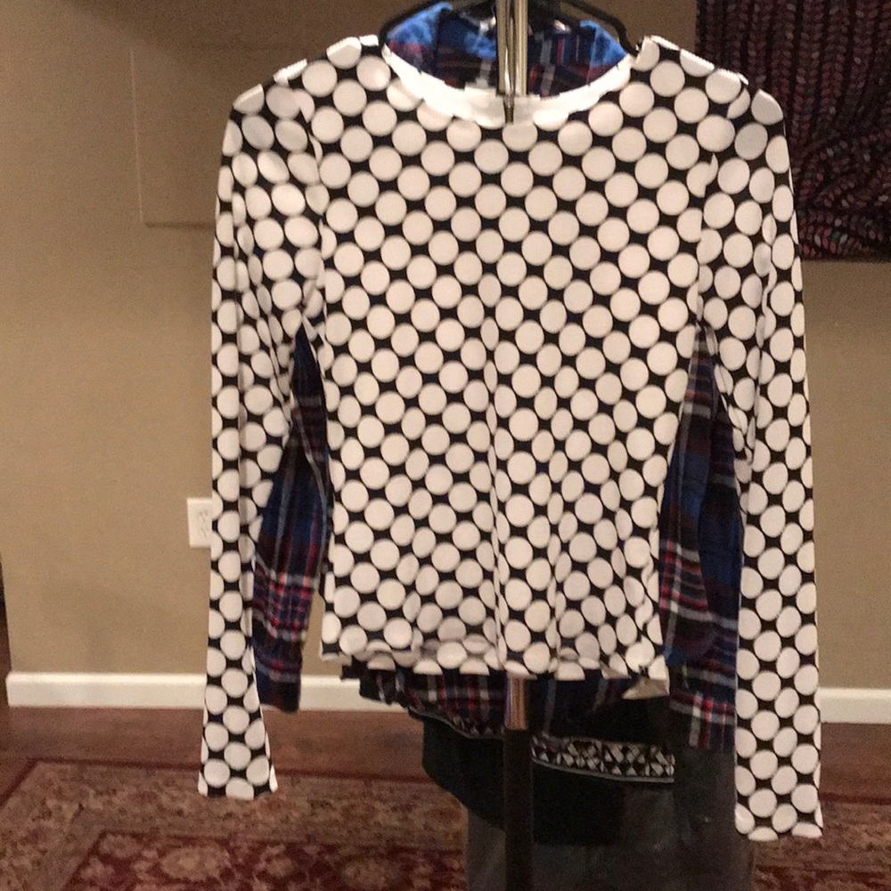 Fitted black and white polkadots shirt